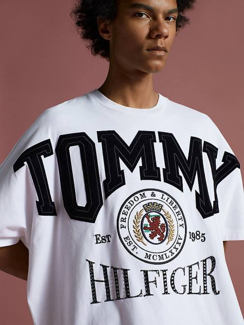 Tommy Hilfiger Festive Logo Crest Moški Majice Bela | TH462UJP